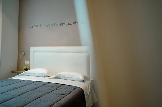 Comfort, 1 Queen and 1 Single Bed, Hotel Bruman Salerno 2/7