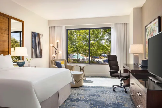 غرفة بسرير كينج بإطلالة، The Woodlands Resort, Curio Collection by Hilton 2/3