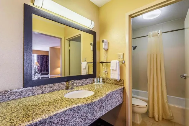 غرفة تنفيذية بسرير كينج، Quality Inn and Suites Baton Rouge West Port Allen 7/8