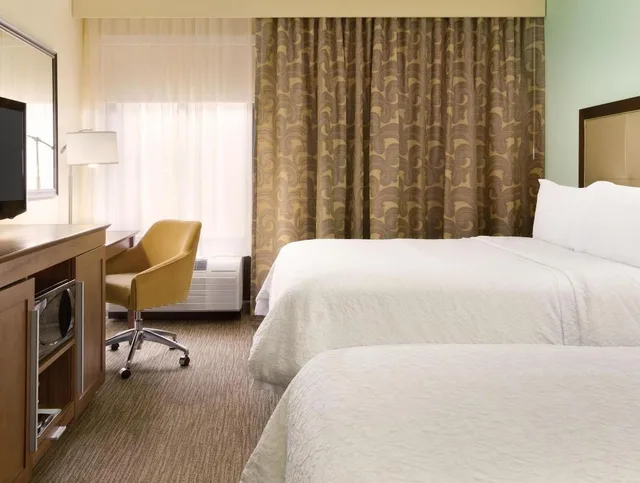 جناح بسريرين كوين بغرفة نوم واحدة مع أريكة، Hampton Inn & Suites Tarpon Springs 3/3