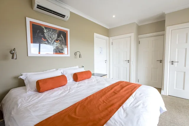 Luxury, Queen Bed, Lake Side, Balcony، Orange Inn Knysna 5/10