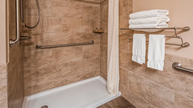 غرفة قياسية بسرير كوين يُسمح فيها بالحيوانات الأليفة لذوي الإعاقة، Best Western Plus Concord Inn 5/6