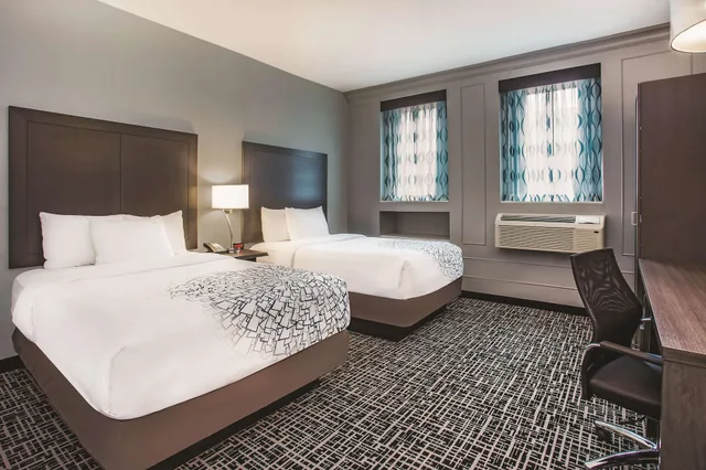 غرفة ديلوكس بسريرين مزدوجين، La Quinta Inn & Suites by Wyndham Baltimore Downtown 1/2