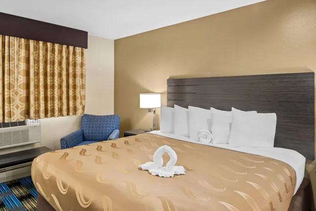 غرفة بسرير كينج بحوض جاكوزي، Rodeway Inn Grandville - Grand Rapids 2/10