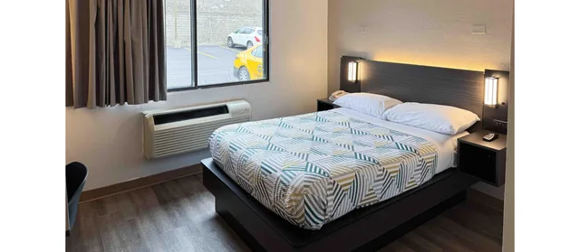 1 Queen Bed - Mobility Accessible Tub، Motel6 Glenview, IL - Chicago North 2/5