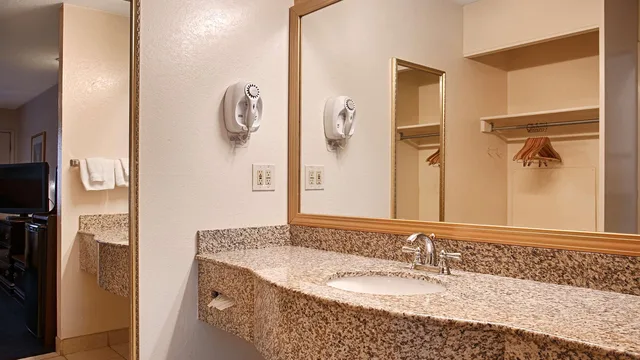 غرفة رباعية بسرير كوين، Best Western Sandman Hotel 4/4