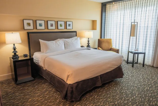 Deluxe, King Bed, Legends Tower, Smoking، Ballys Evansville Casino And Hotel 1/2