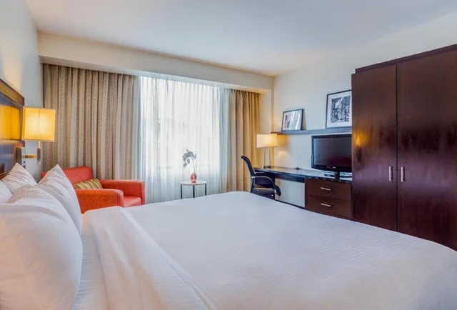 Standard, King Bed, Courtyard Panama Metromall 1/2