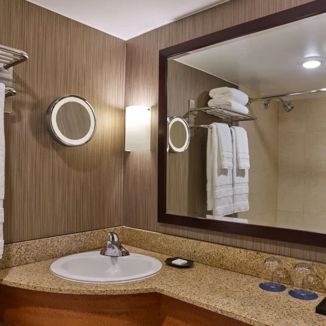 جناح ركني بسرير كوين، Courtland Grand Hotel, Trademark Collection by Wyndham 8/8