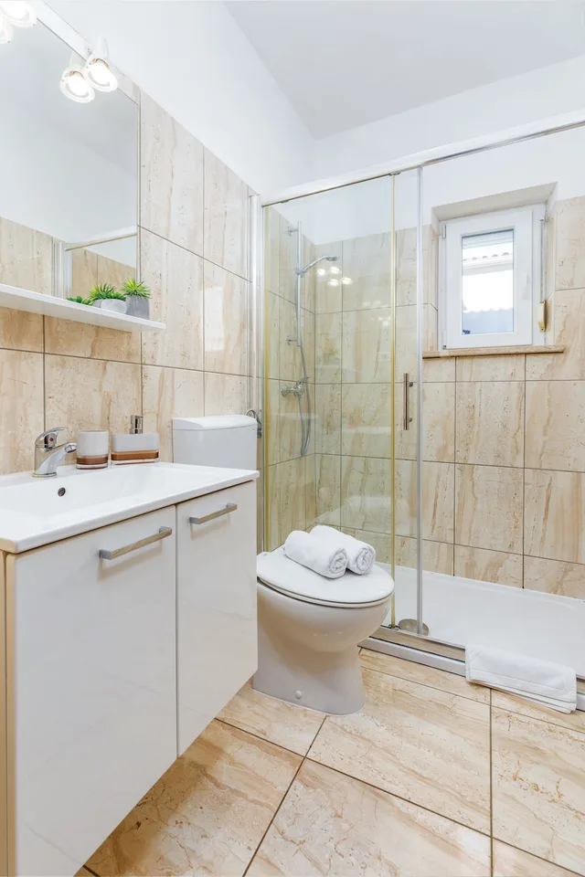شقة بسرير كوين بشرفة بغرفة نوم واحدة مع أريكة، Villa Nina Apartments 3/3