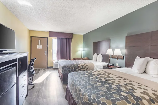 Standard, 2 Double Beds, Econo Lodge & Suites Clarksville near Governors Square Mall 5/6