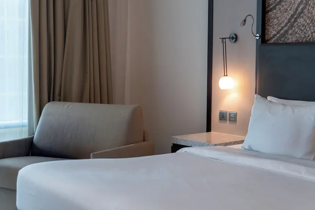 غرفة سوبيريور بسرير كينج، Novotel Dubai Gold District 4/5
