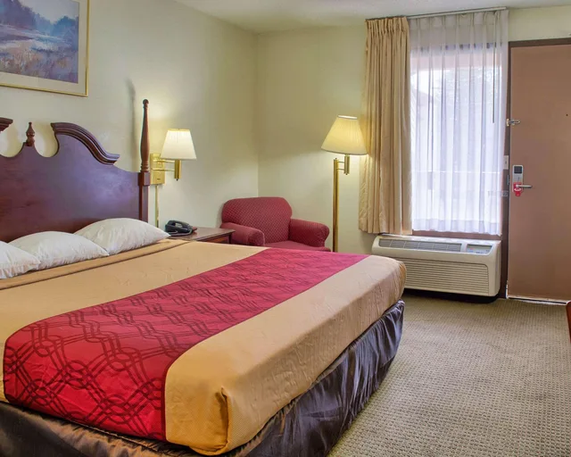 غرفة بسرير كينج للمدخنين، Econo Lodge Richmond VA 1/4