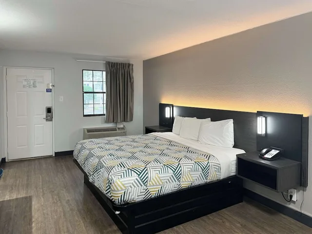 1 King Bed - Suite, Non-Smoking, Micfridge، Motel6 Huntsville, AL - University Dr 1/8