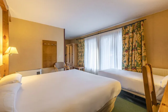 غرفة ثلاثية، Sport Hotel 2/2