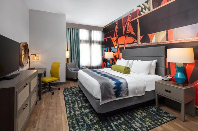 Adjoining, Standard, King Bed، Hotel Indigo Tuscaloosa Downtown 2/2