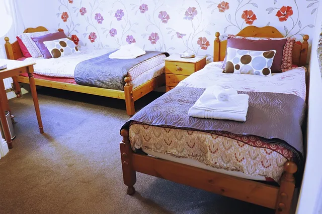غرفة بسريرين منفصلين بحمام خاص، Arkale Lodge 2/7