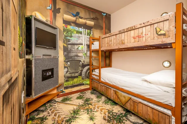 AZTECA Discovery Family Room، Chessington Resort Hotels 7/9