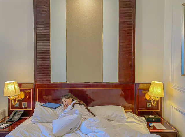 غرفة بسرير كينج بإطلالة على البحر مع أريكة بجاكوزي، Goldone Hotel And Suites 8/10