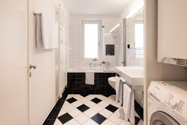شقة سوبيريور بسريرين منفصلين وسرير كينج بشرفة بغرفتي نوم مع أريكة، Ema House Serviced Apartments Seefeld 8/10