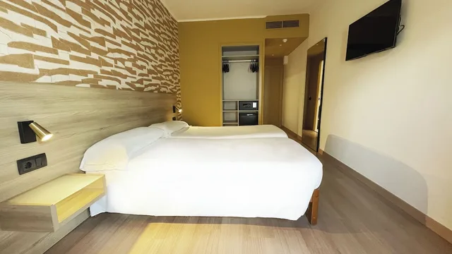 غرفة بسريرين منفصلين بشرفة بإطلالة جزئية على البحر، Hotel Playa Mallorca 1/10
