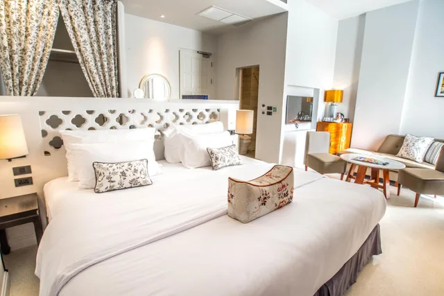 جناح جونيور بحوض استحمام، LITTLE NYONYA HOTEL 1/5