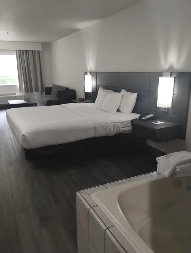 غرفة قياسية بسرير كينج مع أريكة بحوض جاكوزي، Quality Inn & Suites Wilsonville OR 9/10