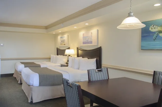 Efficiency, 2 Queen Beds, Pool Side, Kitchen، Shutters on the Banks 3/4