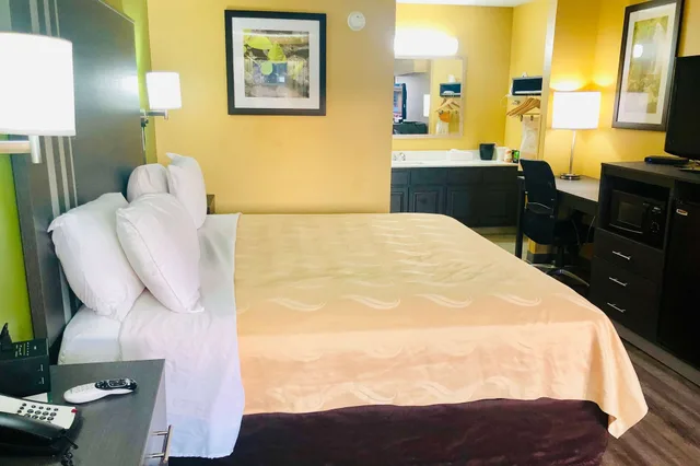 غرفة بسرير كينج، Baymont by Wyndham Selma 4/6