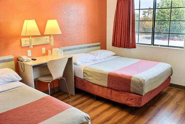 غرفة رباعية لذوي الإعاقة، Motel6 Coalinga, CA - East 4/8