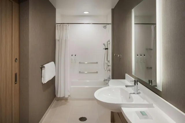 جناح بسرير كينج مع سرير سحّاب إضافي مع أريكة لذوي الإعاقة، SpringHill Suites by Marriott Bowling Green 4/5
