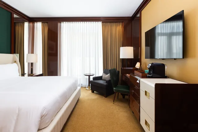 غرفة ديلوكس بسرير كينج بإطلالة على المدينة، Casa Cipriani New York 1/2