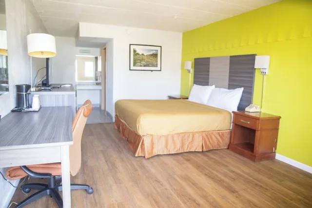 غرفة بسرير كينج للمدخنين، Americas Best Value Inn Vandalia 2/3