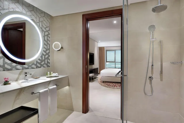جناح ديلوكس بإطلالة على البحر بشرفة بغرفة نوم واحدة، Hilton Doha The Pearl Residences 3/3