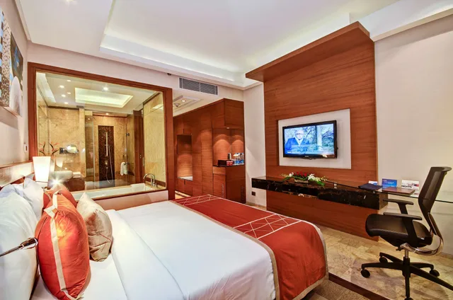 غرفة بزنس بسرير كينج، Radisson Blu Hotel Kaushambi Delhi Ncr 6/9