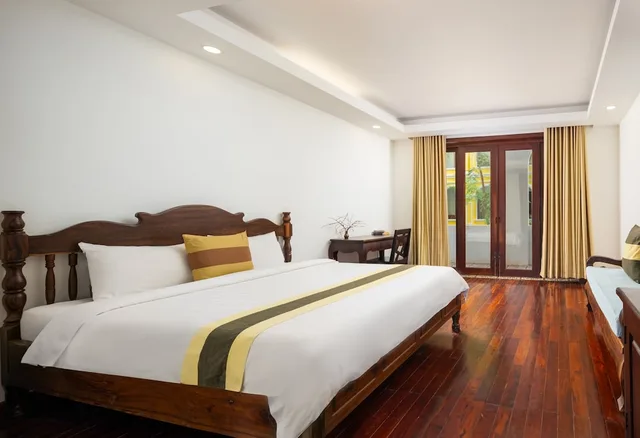 غرفة ديلوكس بسرير كينج بإطلالة على المسبح، La Residence WatBo Hotel 4/10