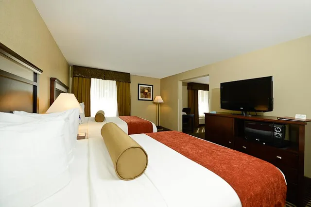 جناح بسريرين كوين مع أريكة بحوض جاكوزي، Best Western Plus Prairie Inn 1/7