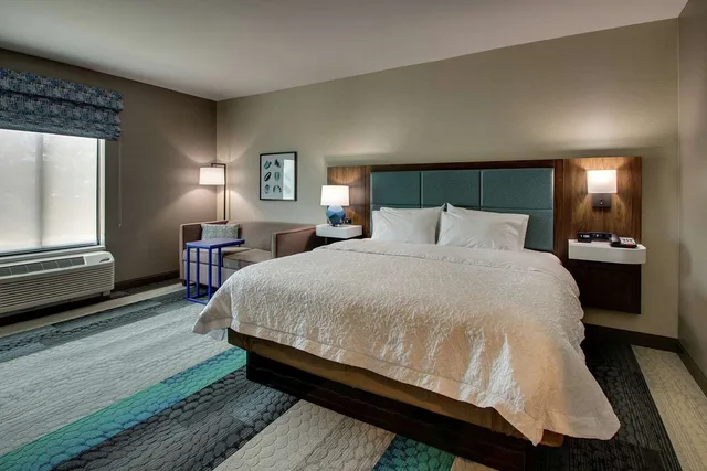 غرفة بسرير كينج مع أريكة لذوي الإعاقة، Hampton Inn And Suites Southport 3/4