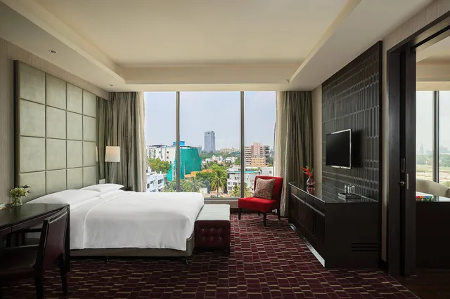 غرفة تنفيذية بسرير كينج بشرفة، Renaissance Bengaluru Race Course Hotel 9/10