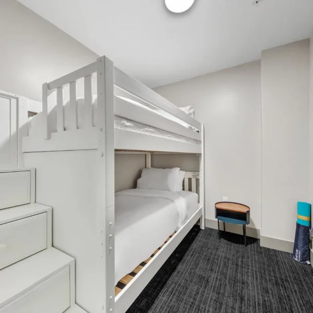 جناح بسرير كينج وسرير بطابقين، The Kimpton Schofield Hotel 5/7