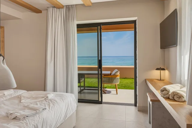 2 Bedrooms, Garden, Suite, Sea View, Private Garden, Private Pool، VOLTA Seaside hotel - Adult-only 9/10