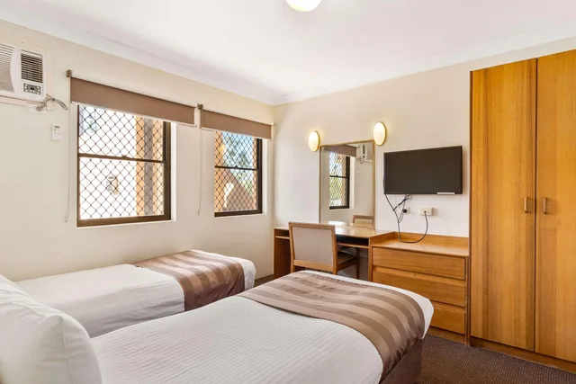 غرفة بسرير كينج وسريرين منفصلين، Quality Inn Dubbo International 3/5