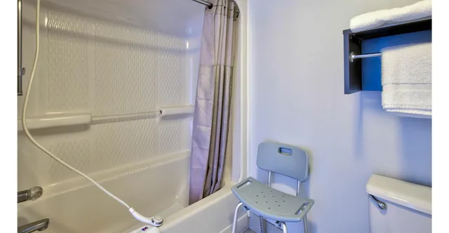 2 Queen Beds - Smoking, Micfridge، Motel6 Ashland, VA 6/7