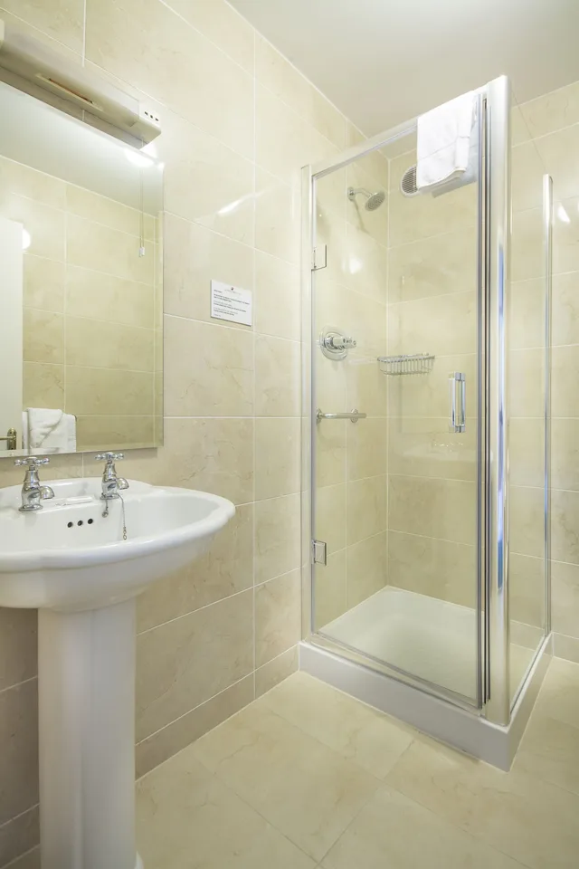 Room, Quadruple, Double and Twin Beds, The Western Hotel 6/6