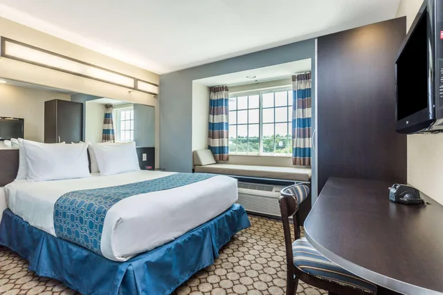 Room, Queen Bed, Microtel Inn & Suites by Wyndham Spring Hill/Weeki Wachee 1/2