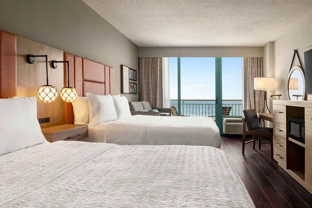 Room, 2 Queen Beds, Ocean Front, Sofa, Bathtub، Hampton Inn Virginia Beach Oceanfront South 3/5