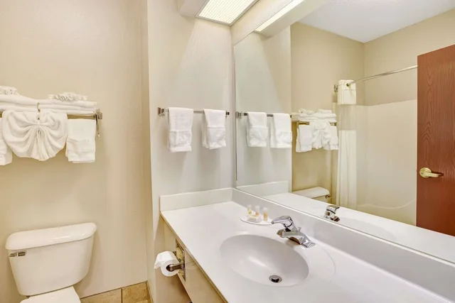 جناح استوديو بسرير كينج بجاكوزي بحوض استحمام، Days Inn & Suites by Wyndham Louisville SW 2/2