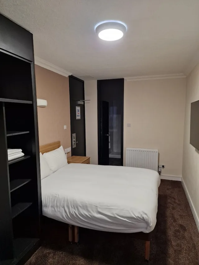 Standard, Double Bed, Britannia Hotel Birmingham - New Street Station 2/10