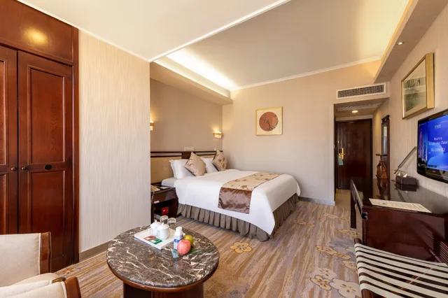 غرفة كومفورت بسرير كينج وسرير كوين، Guangdong Hotel Zhuhai Ex Guangdong Regency 3/4