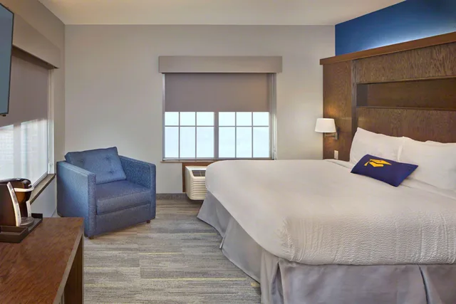 جناح بسرير كينج، Scholar Morgantown, Tapestry Collection by Hilton 1/3